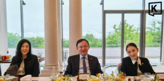 Thaksin, Yingluck and Paetongtarn share tech knowledge