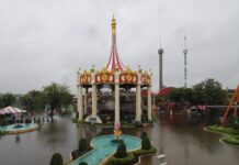 Siam Amazing Park owner may sell business for 10 billion baht after floods