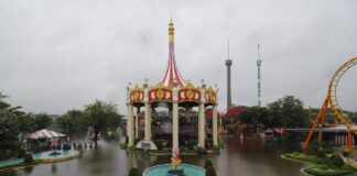 Siam Amazing Park owner may sell business for 10 billion baht after floods