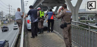 83-year-old driver takes car onto motorcycle U-turn bridge by mistake 83-year-old driver takes car onto motorcycle U-turn bridge by mistake
