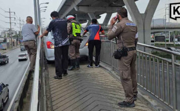 83-year-old driver takes car onto motorcycle U-turn bridge by mistake 83-year-old driver takes car onto motorcycle U-turn bridge by mistake