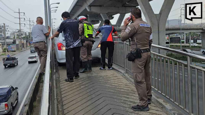 83-year-old driver takes car onto motorcycle U-turn bridge by mistake