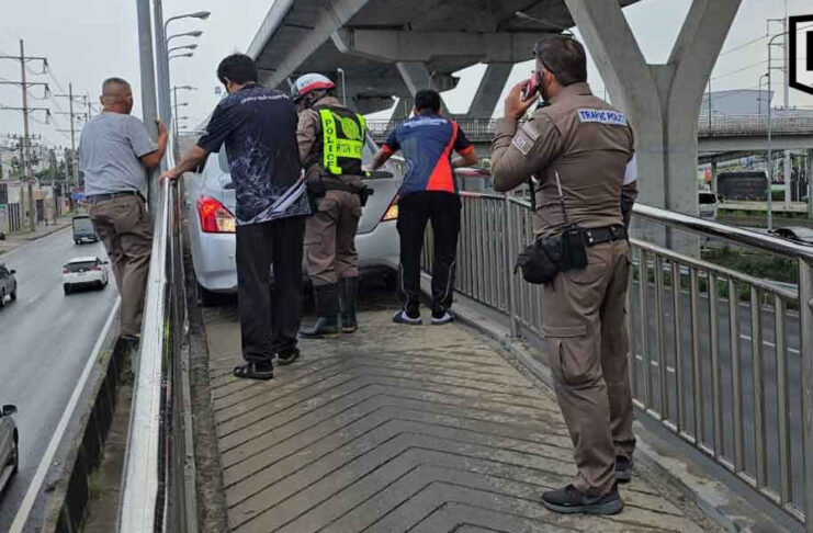 83-year-old driver takes car onto motorcycle U-turn bridge by mistake 83-year-old driver takes car onto motorcycle U-turn bridge by mistake