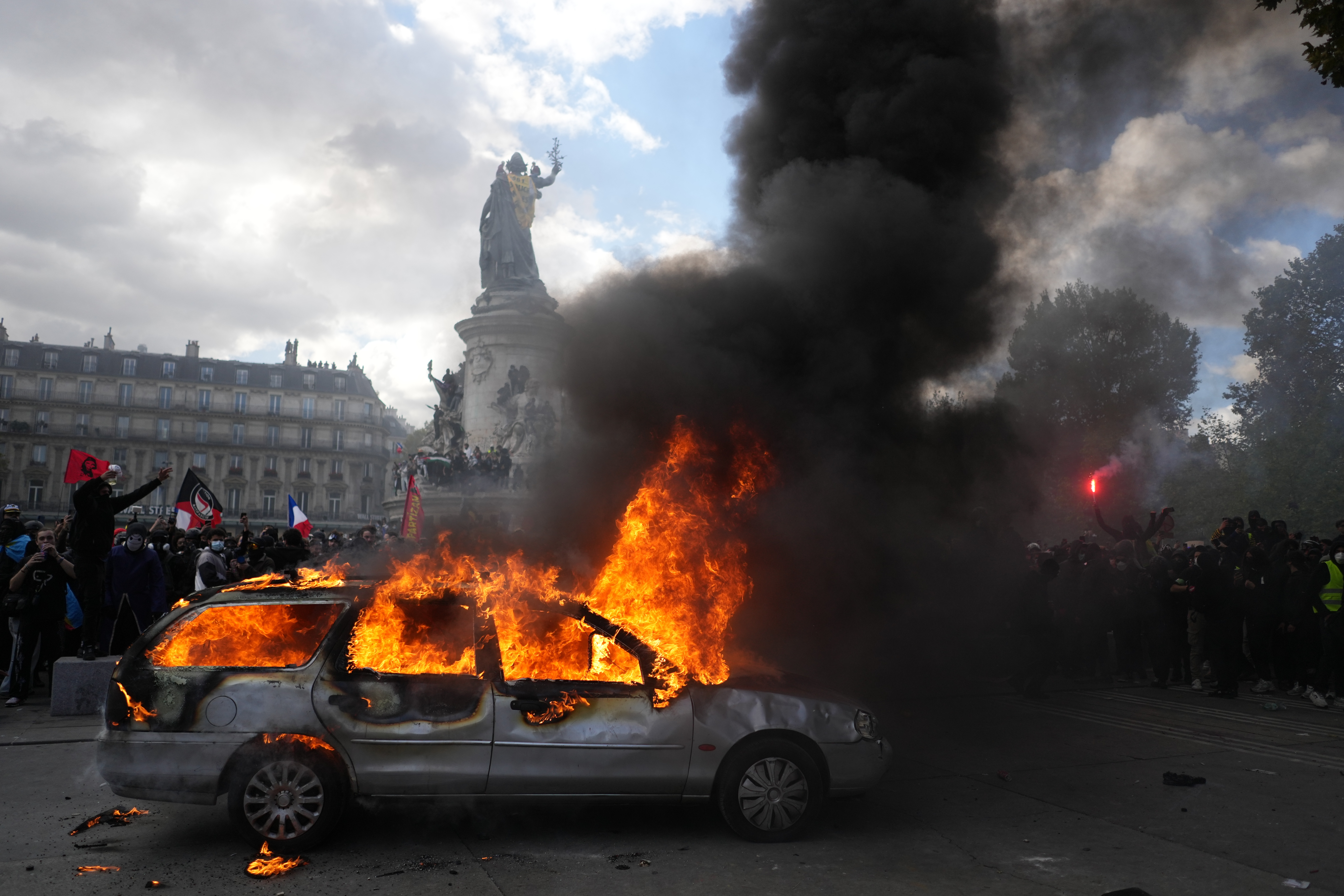 Paris police issue overnight curfew in 2 areas of French capital to try to prevent further disorder