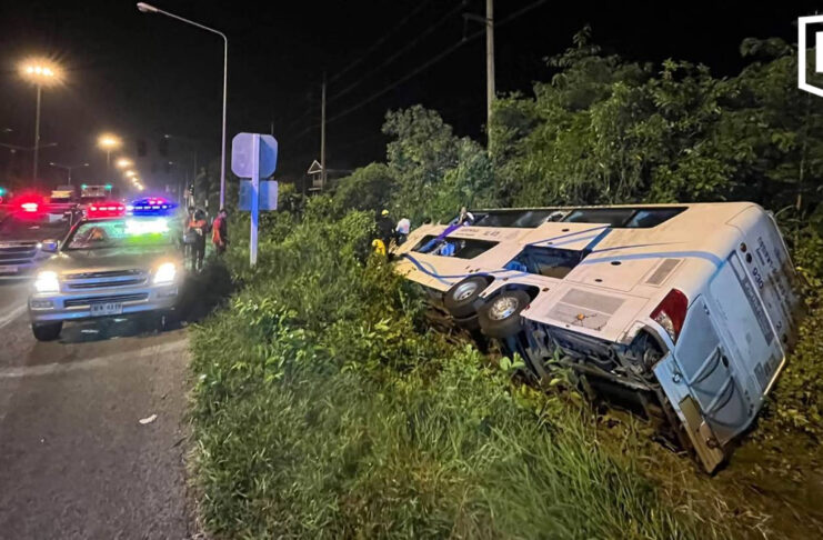 Bus From Bangkok to Nakhon Phanom Crashes in Korat, Killing Driver Bus From Bangkok to Nakhon Phanom Crashes in Korat, Killing Driver