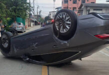 Crash flips car in narrow Bangkok soi, injuring two Crash flips car in narrow Bangkok soi, injuring two
