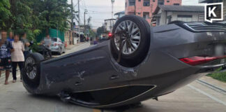 Crash flips car in narrow Bangkok soi, injuring two Crash flips car in narrow Bangkok soi, injuring two