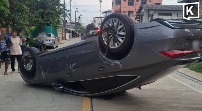 Crash flips car in narrow Bangkok soi, injuring two Crash flips car in narrow Bangkok soi, injuring two