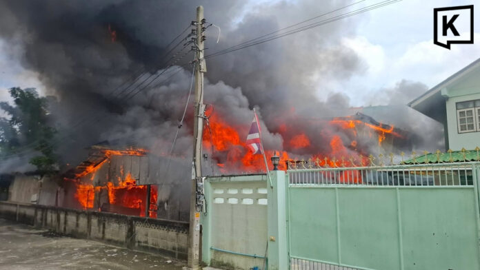 Fire breaks out at home in Bangkok’s Ratchaphruek 29 alley Fire breaks out at home in Bangkok’s Ratchaphruek 29 alley