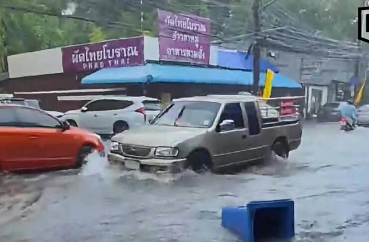 Heavy rain floods Phuket streets, disrupts vegetarian food fair Heavy rain floods Phuket streets, disrupts vegetarian food fair