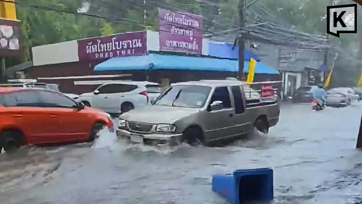 Kraftigt regn översvämmar gator i Phuket