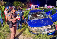 Man, 33, Dies After Car Crashes Into Sign Base on Chonburi Road Man, 33, Dies After Car Crashes Into Sign Base on Chonburi Road