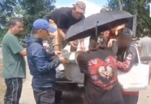 Parents carry autistic son in basin through floodwaters to reach hospital Parents carry autistic son in basin through floodwaters to reach hospital