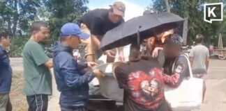 Parents carry autistic son in basin through floodwaters to reach hospital Parents carry autistic son in basin through floodwaters to reach hospital