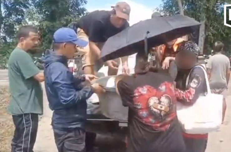 Parents carry autistic son in basin through floodwaters to reach hospital Parents carry autistic son in basin through floodwaters to reach hospital