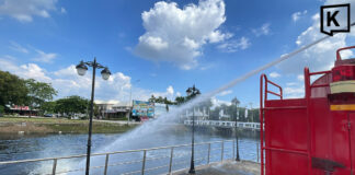 Pathum Thani officials use EM balls to tackle worsening canal water Pathum Thani officials use EM balls to tackle worsening canal water