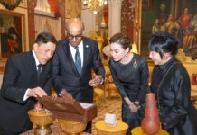 King receives Singapore president at Dusit Palace