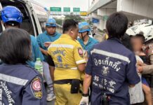 Bangkok police officer grabs knife from father holding son hostage