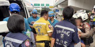 Bangkok police officer grabs knife from father holding son hostage