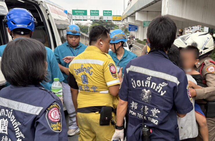 Bangkok police officer grabs knife from father holding son hostage