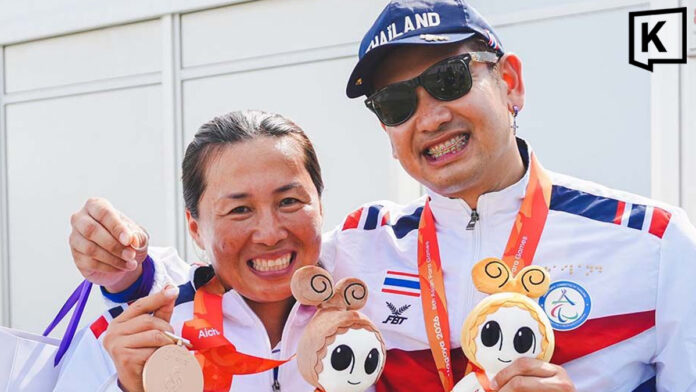 Thai para-archer proposes after winning Asian Para Games gold