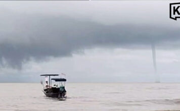 Waterspout hits Trang as rough seas force fishing boats ashore Waterspout hits Trang as rough seas force fishing boats ashore
