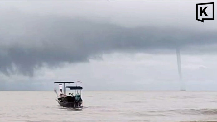 Waterspout hits Trang as rough seas force fishing boats ashore Waterspout hits Trang as rough seas force fishing boats ashore
