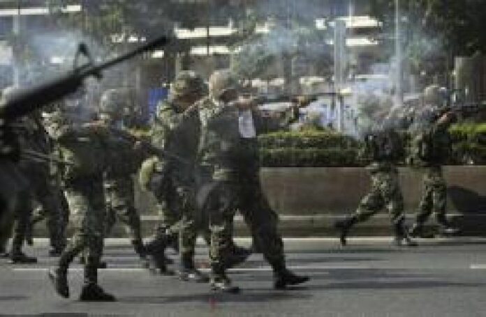 Soldiers firing shots in Bon Kai area of Bangkok, May 2010