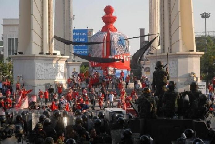 The military during their standoff with Redshirts near Democracy Monument, 10 April 2010