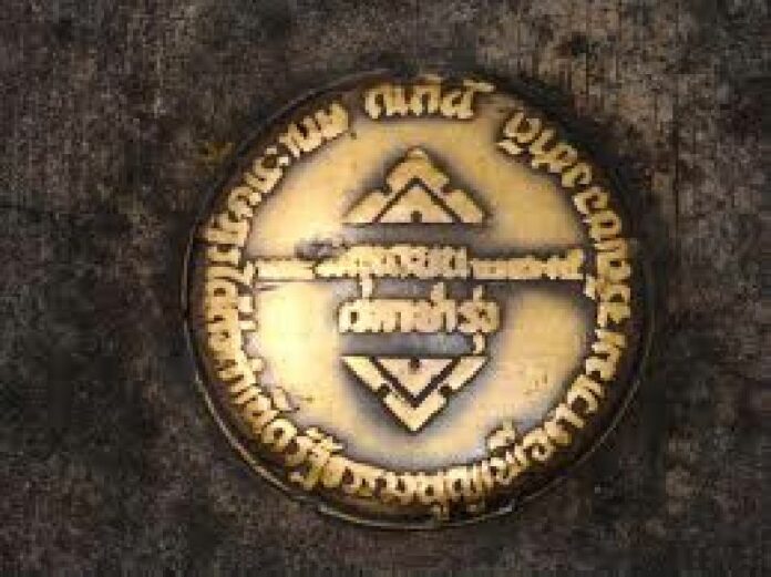 The former plaque read: 'Here, at dawn, 24 June 1932, the People's Party established the Constitution for the progress of the Nation.' It was removed in secret in early April and replaced with a new plaque bearing royalist inscriptions.
