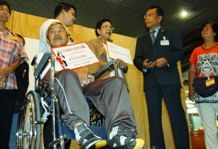 Ms. Payao Akhard (center)