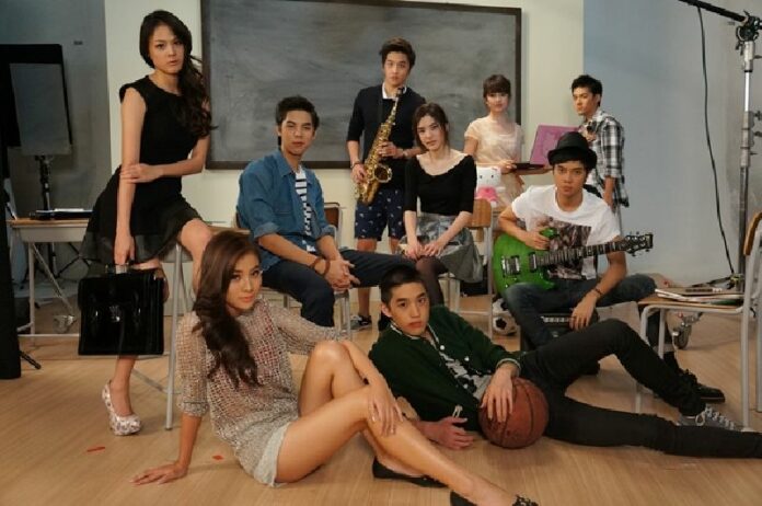 Promotional picture of 'Hormones' the series