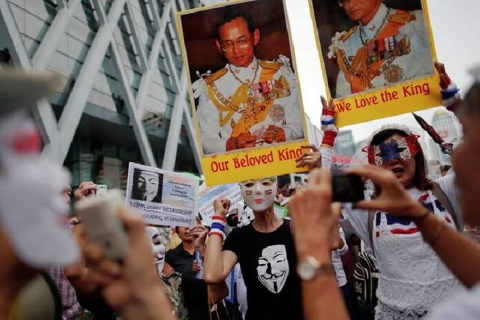 Anti-Thaksin protesters in Bangkok, June 2013, holding photos of His Majesty the King.