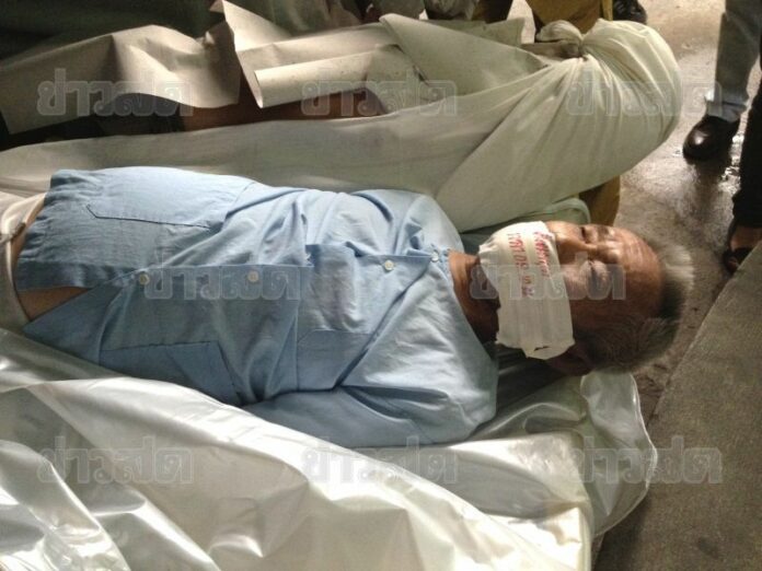 The body of Mr. Amphon Tangnoppakul being carried by prison officials