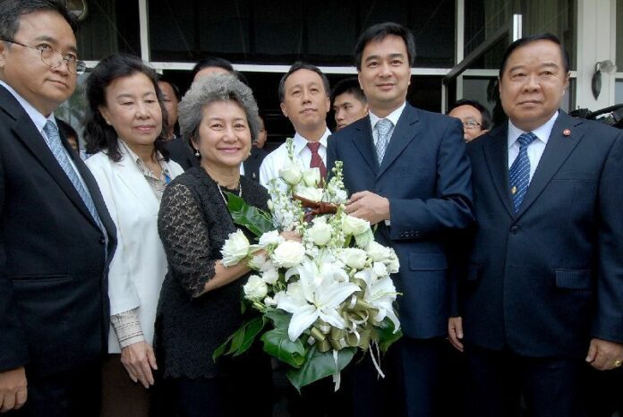 Ms. Amara Pongsapitchaya, chairwoman of National Human Rights Committee (NHRC), offering flowers to then Prime Minister Abhisit Vejjajiva on 18 March 2010, thanking him for "displaying restraint" toward Redshirts protesters.
