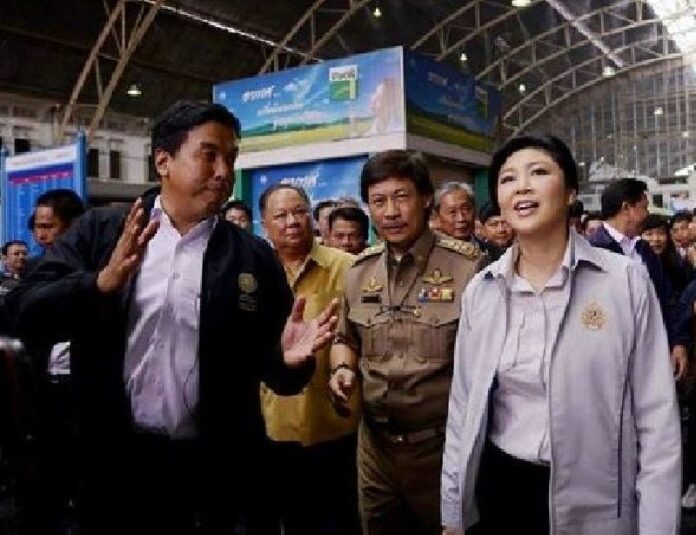 Transport Minister Chatchart Sitthipan and Prime Minister Yingluck Shinwatra visiting Hua Lampong trains station.