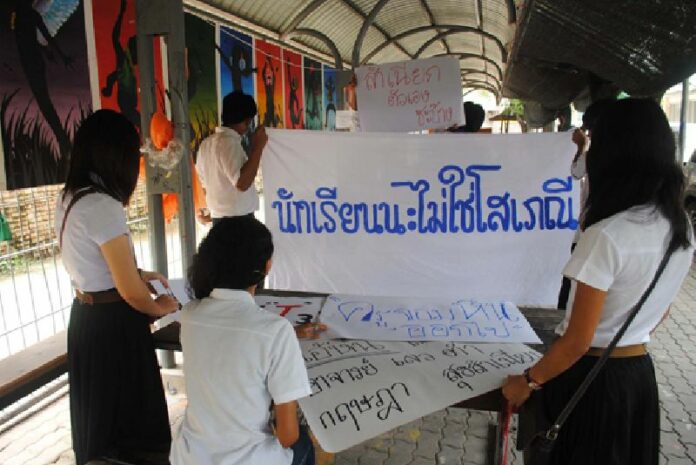 Students protesting Mr. Krisada Suksumniang at Bansomdejchaopraya Ratchapat University (BSRU)