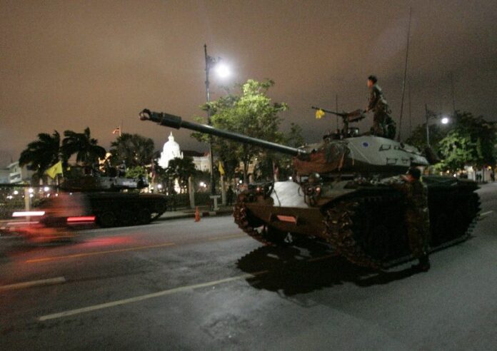 Tanks positioned outside the Government House in the night of 19 September 2006.