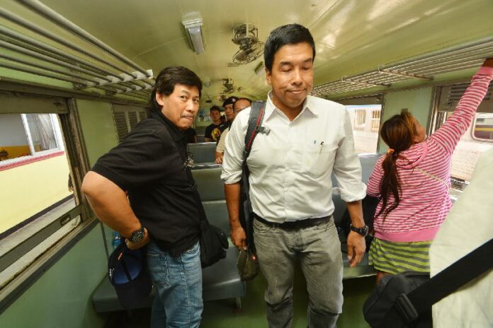 Mr. Chatchart Sittipan and Mr. Prapat Chongsanguan departing the train at Nong Khai