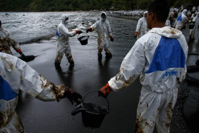 Thai officials during the clean-up operation of the oil spill in Koh Samet, July 2013.