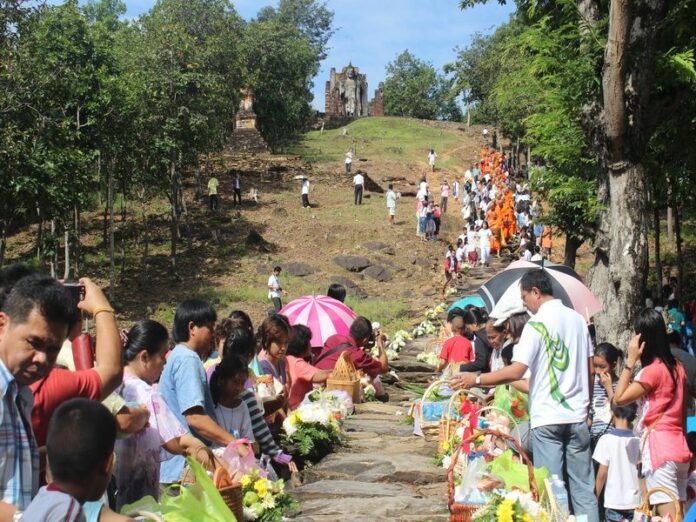 Parishioners in Sukhotai line up to offer food to monks at the end of Buddhist Lent. The ceremony pays homage to religious belief that Lord Buddha descended from heaven to visit earth at the end of the Lent.