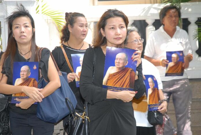 Mourners at Chulalongkorn Hospital holding portraits of the late Somdet Phra Nyanasamvara, 25 October 2013