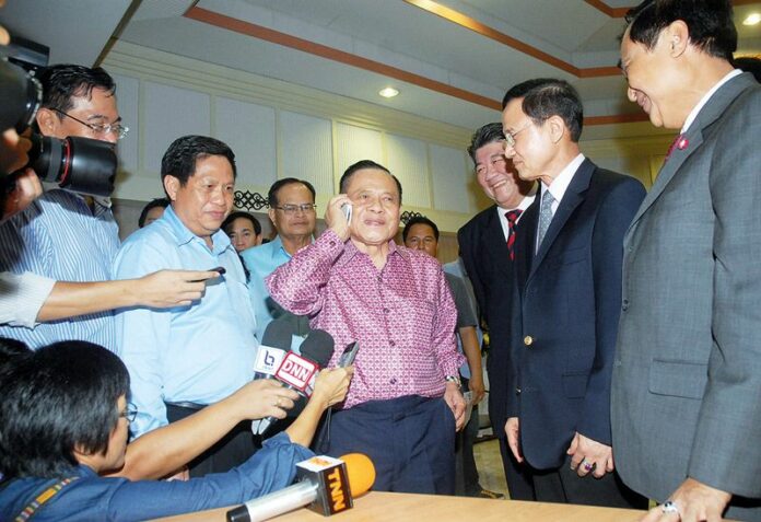 Mr. Banharn Silpa-archa, a leader of Chart Thai Pattana Party, receiving birthday wishes via phone call from former PM Thaksin Shinawatra, 19 August 2013.