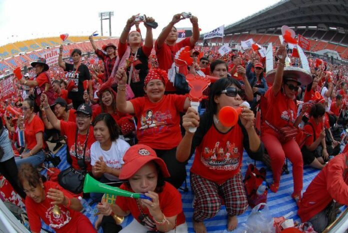 Redshirts at Rajamangala Stadium, 19 November 2013