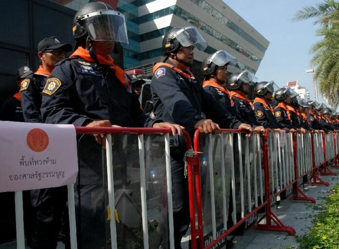 Riot police barring the entrance to Constitutional Court, 20 November 2013.