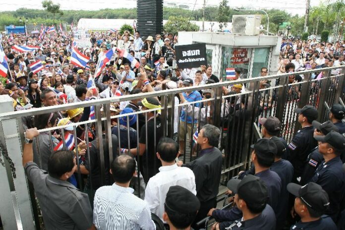 Anti-government protesters in front of Channel 9 TV station