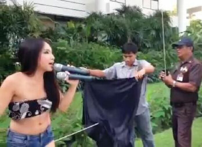 Ms. Aum Neko during her protest against Thammasat Rector in the university's Rangsit Campus
