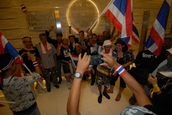 Anti-government protesters at Ministry of Finance