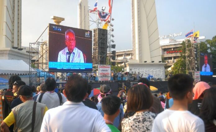 Anti-government protesters at Democracy Monument watching live broadcast of public forum in which Suthep Thaugsuban meets with commander of the Royal Thai Armed Forces, 14 December 2013
