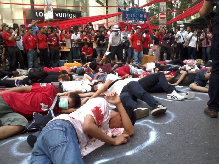 A group of Redshirts protesting 'suud soy' amnesty bill in Bangkok, 10 November 2013